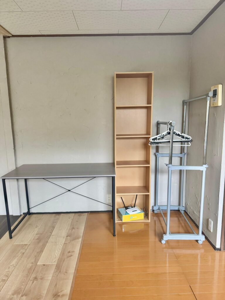 OEH Apartment desk